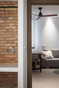 sala de estar con pared de ladrillo y sofá en Luxury flats PCL by Clabao, en Logroño