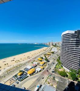 - Vistas a una playa con un hotel y un edificio en Hotel Bourbon - Quarto 1603 - Beira Mar de Fortaleza - Vista Mar, en Fortaleza