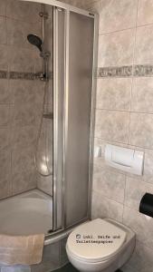łazienka z prysznicem i toaletą w obiekcie Auszeit im Privatzimmer an den Salzwiesen mit gemeinsamer Küche und Eingang w mieście Wyspa Poel