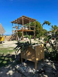 estructura de madera con una mesa y una planta en Beach Terrace Loft in Buen Hombre, en Buen Hombre