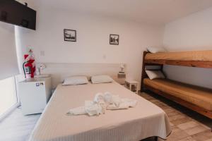 皮科將軍鎮的住宿－Boulevard Six，一间卧室配有带毛巾的床