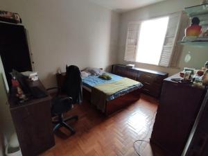 um quarto com uma cama, uma secretária e uma janela em Apartamento Carnaval BH, Santa Teresa em Belo Horizonte
