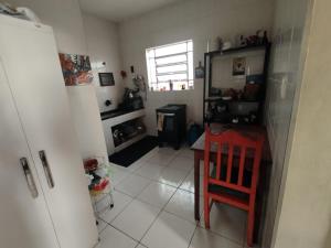 uma cozinha com uma mesa vermelha e uma cadeira vermelha em Apartamento Carnaval BH, Santa Teresa em Belo Horizonte