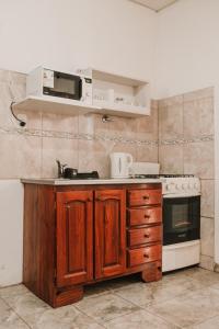 uma cozinha com um lavatório e um micro-ondas na parede em Boulevard Six em General Pico
