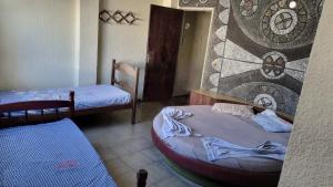 Pokój z 2 łóżkami i ścianą z malowidłem w obiekcie Hotel Arariboia w mieście Niterói