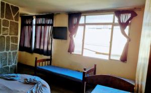 um quarto com duas camas e uma janela em Hotel Arariboia em Niterói