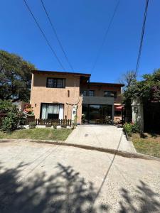 an empty street in front of a house at Hospedaje posada en Ezeiza in Ezeiza