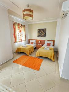 een kamer met 2 bedden en een raam bij Villa Algarve- Townhouse in Farm Village, Albufeira in Albufeira