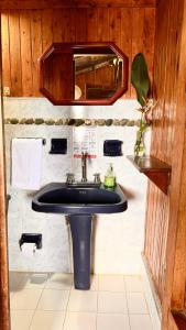 W łazience znajduje się umywalka i lustro. w obiekcie Posada Turística Rocas De Cabo Marzo w mieście Bahía Solano