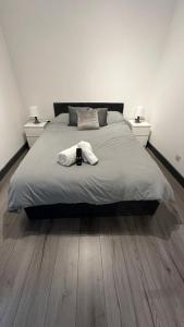 バーンリーにあるModern 2 Bed near Turf Moor Football Stadium, Parks, Canal and Lakeのタオルが敷かれたベッドのある寝室