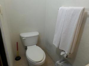a bathroom with a white toilet and a towel at Ukeinn centro in Tuxtla Gutiérrez