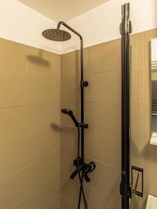 La salle de bains est pourvue d'une douche avec un pommeau de douche. dans l'établissement Vazov Loft - Central Sofia Studio, à Sofia