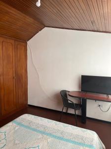 Habitación con escritorio, mesa y silla. en Way Maker 1, en Bogotá