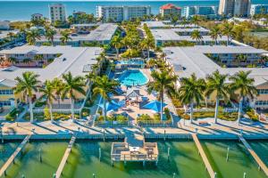 uma vista aérea de um resort com uma marina em Beach Condo with Game Room Steps To Beach em Clearwater Beach