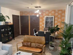Predel za sedenje v nastanitvi Stunning Spacious Double Room in a Modern Flat