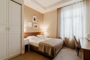 a hotel room with a bed and a desk at Villa Baltica Gdańsk in Gdańsk