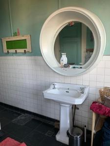 a bathroom with a sink and a mirror at Casa Verde in Valparaíso