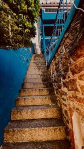 a set of stairs next to a blue wall at Panorama Inn in Rio de Janeiro