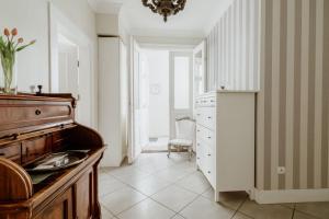 cocina con piano y cómoda en Villa Baltica Gdańsk, en Gdansk