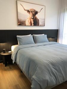 um quarto com uma cama com uma fotografia de um touro em Selah Valley Estate em Limpinwood