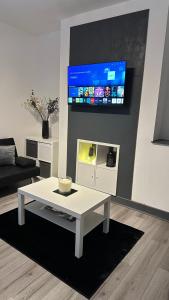 バーンリーにあるModern 2 Bed near Turf Moor Football Stadium, Parks, Canal and Lakeのリビングルーム(白いコーヒーテーブル、テレビ付)