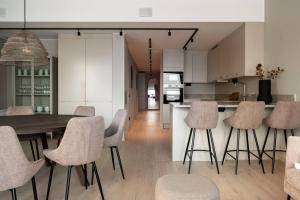 a kitchen and dining room with a table and chairs at Slope-Side Bliss 8-Guest Apt in Åre