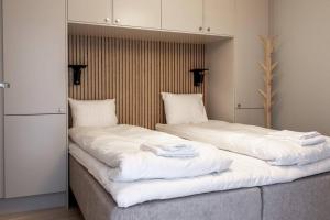 Un pat sau paturi într-o cameră la Slope-Side Bliss 8-Guest Apt