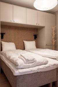 a bedroom with a large bed with white sheets at Slope-Side Bliss 8-Guest Apt in Åre