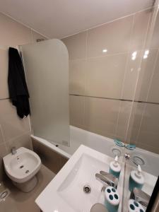 Et badeværelse på Ushuaia apartments + 28 billeder