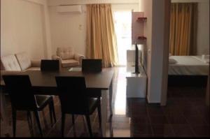Giường trong phòng chung tại Fishta Hotel & Apartments