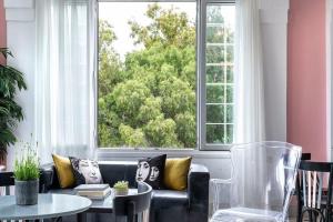 巴特斯歐的住宿－安洛薩海灘酒店，带沙发和大窗户的客厅