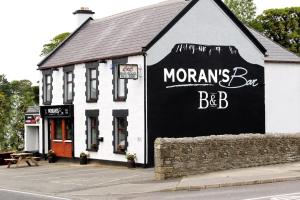 Sertifikat, nagrada, logo ili drugi dokument prikazan u objektu Moran's Bar & B&B