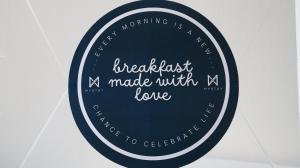 ポルトにあるマイステイ ポルト ボリャオンの愛を込めた朝食の文字が書かれた黒い看板