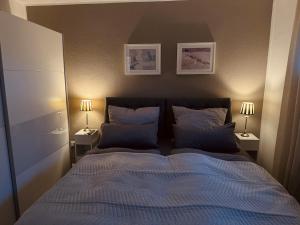um quarto com uma cama com 2 candeeiros e 2 almofadas em Home66 - Nordhorn em Nordhorn