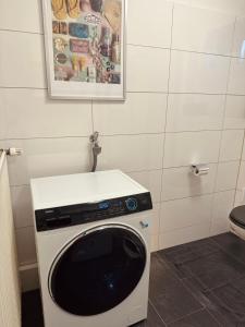 uma máquina de lavar e secar roupa num pequeno quarto em Home66 - Nordhorn em Nordhorn