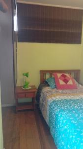 sypialnia z łóżkiem i stołem z lampką w obiekcie Casa en Viña del Mar w mieście Viña del Mar