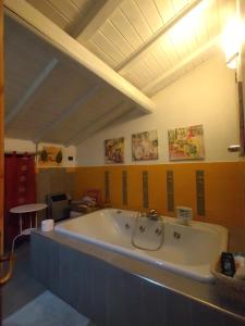 a large bath tub in a room at Villa Amaranta Room and Breakfast in Edolo +96 photos