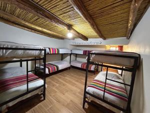 Habitación compartida con 3 literas. en Puna Hostel en San Pedro de Atacama