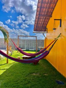 a hammock hanging from a building in a yard at Casa de Praia Tutóia in Tutóia