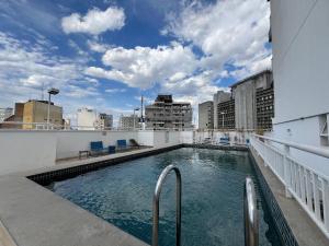 a swimming pool on the roof of a building at MH 10201 - Estiloso Studio com WF/AC/Cama Queen in São Paulo