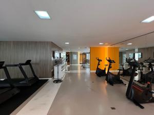 a gym with treadmills and ellipticals in a room at MH 10201 - Estiloso Studio com WF/AC/Cama Queen in São Paulo