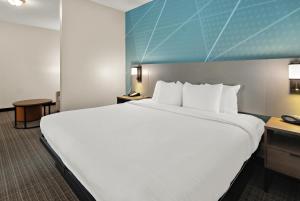 Postel nebo postele na pokoji v ubytování Comfort Suites Fort Worth North Fossil Creek