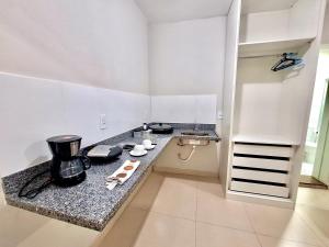 uma cozinha com bancada num quarto em Studio #3 Rubi em Campos dos Goytacazes
