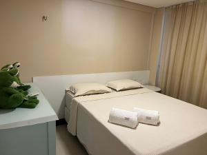 アキラスにあるManhattan Beach Rivieraのベッドルーム1室(ベッド1台、カウンターにテディベア付)