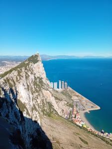 uma vista para a borda de uma montanha com o oceano em Beautiful Studio in Gibraltar - E1 Suites & Spa em Gibraltar