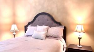 - une chambre avec un grand lit et deux lampes dans l'établissement Angel 2D, à Victoria