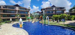 アキラスにあるManhattan Beach Rivieraの遊び場があるホテル前のプール +44枚の写真