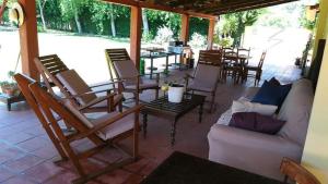 un patio con sedie, divano e tavolo di T0 da Casa da Quinta S José a Praia de Mira Altre 15 foto