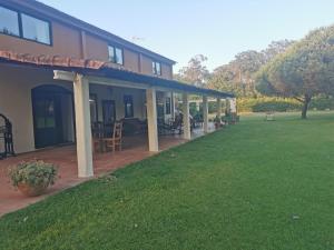 una casa con un prato verde davanti di T0 da Casa da Quinta S José a Praia de Mira