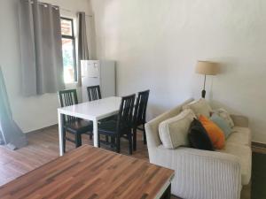 un soggiorno con un divano e un tavolo di T0 da Casa da Quinta S José a Praia de Mira